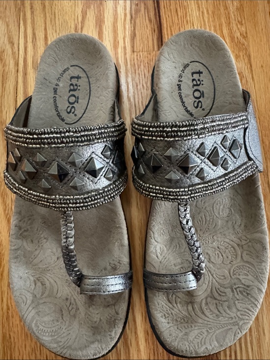 Taos Footwear Shoes - Taos Genie Metallic Pewter Silver Studded Thong Sandals, size 8